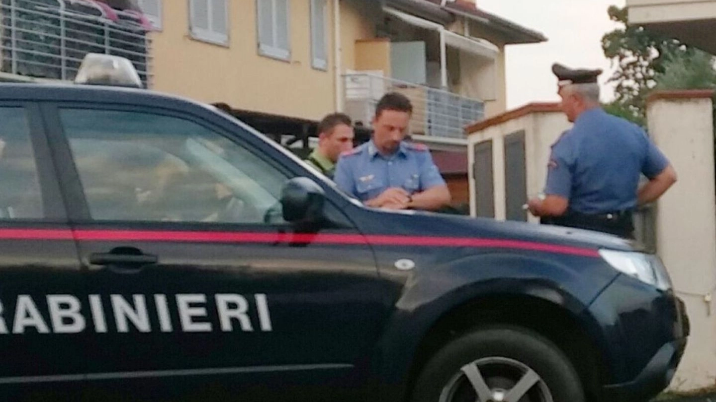 L’intervento dei carabinieri nella villetta a Seano dopo l’aggressione dei tre cani alla ragazzina foto Attalmi