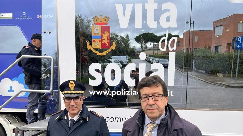 ‘Una vita da Social’ fa tappa a Colle. La Polizia ha incontrato gli studenti ‘Una vita da Social’ fa tappa a Colle. La Polizia ha incontrato gli studenti