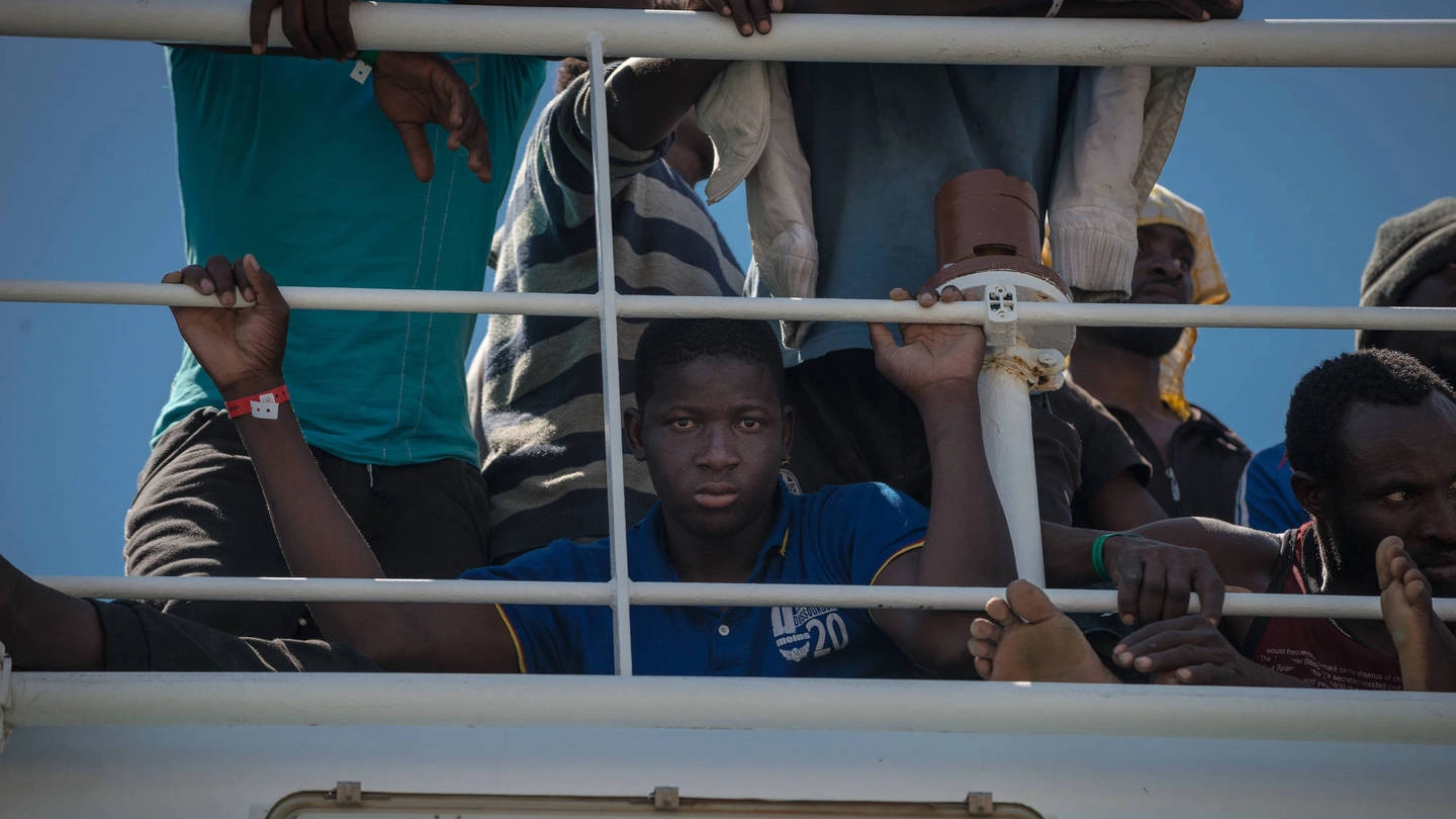 Sbarco di migranti a Salerno (Olycom)