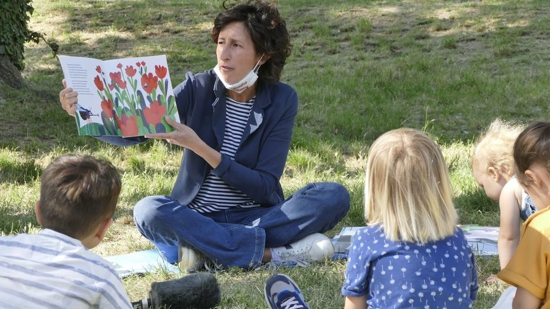 La maestra Francesca Sivieri e le letture per la classe nel parco vicino alla scuola