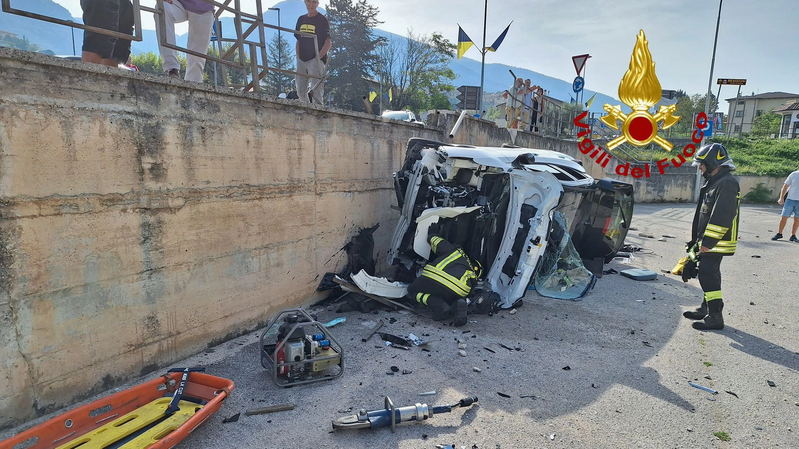 L'auto ribaltata e l'intervento dei vigili del fuoco