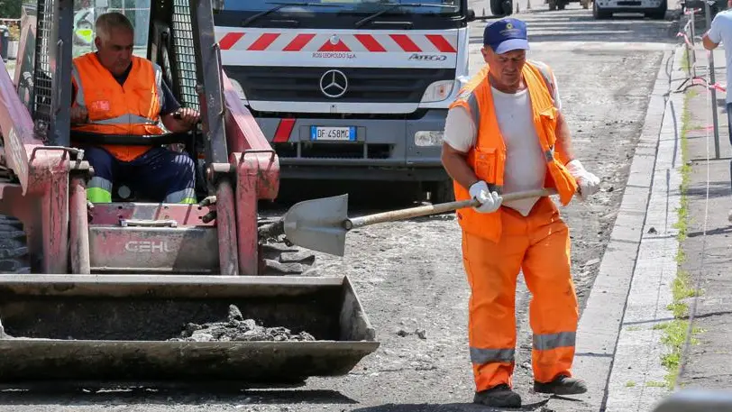 Soldi per sistemare le strade I Comuni e la lotta alle buche Chi spende di più? La classifica Soldi per sistemare le strade I Comuni e la lotta alle buche Chi spende di più? La classifica
