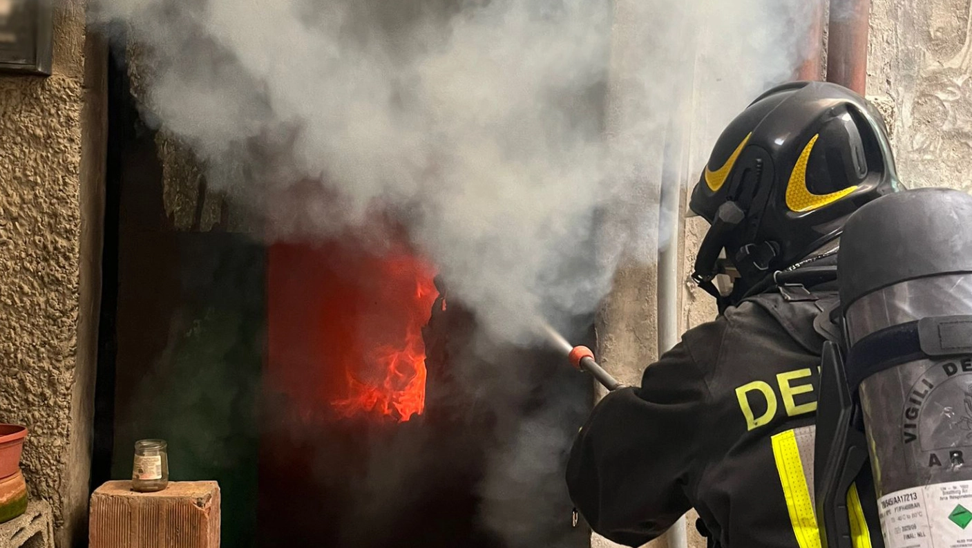 L'incendio scoppiato nello scantinato (Foto vigili del fuoco) L'incendio scoppiato nello scantinato (Foto vigili del fuoco)