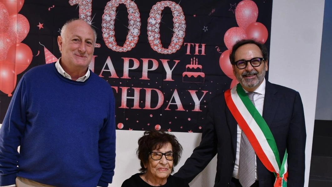 Cento primavere per Vincenza. Compleanno indimenticabile Cento primavere per Vincenza. Compleanno indimenticabile