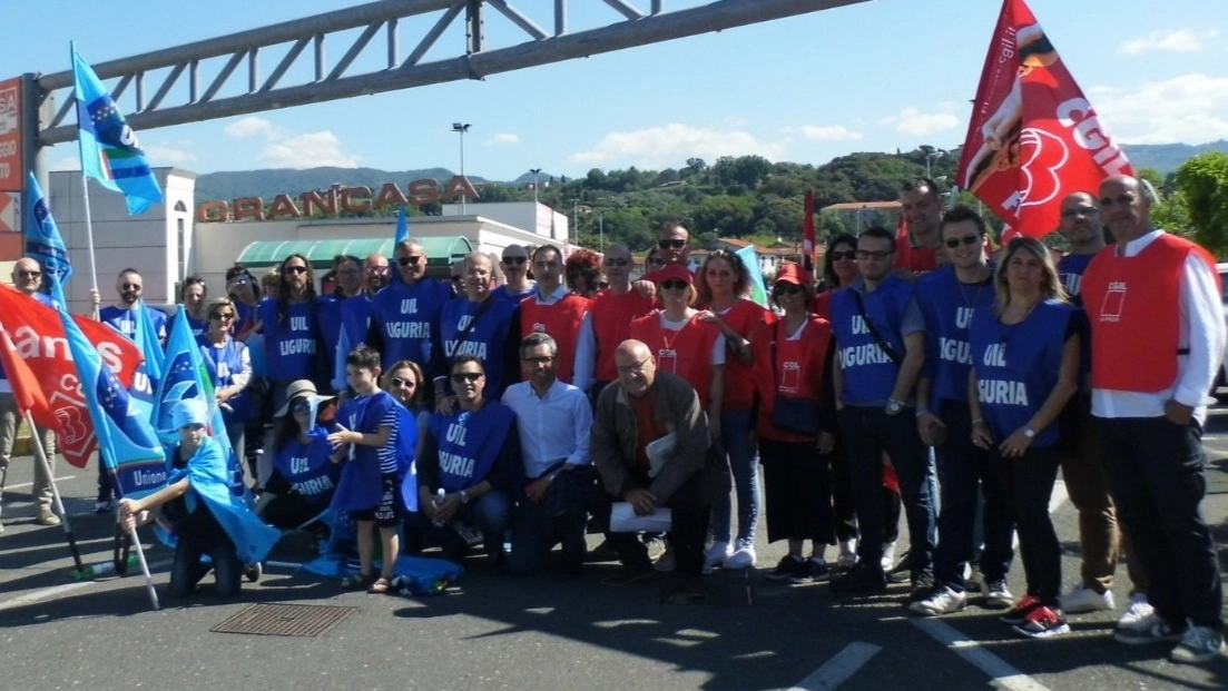 Una recente manifestazione dei lavoratori della Grancasa con i sindacati
