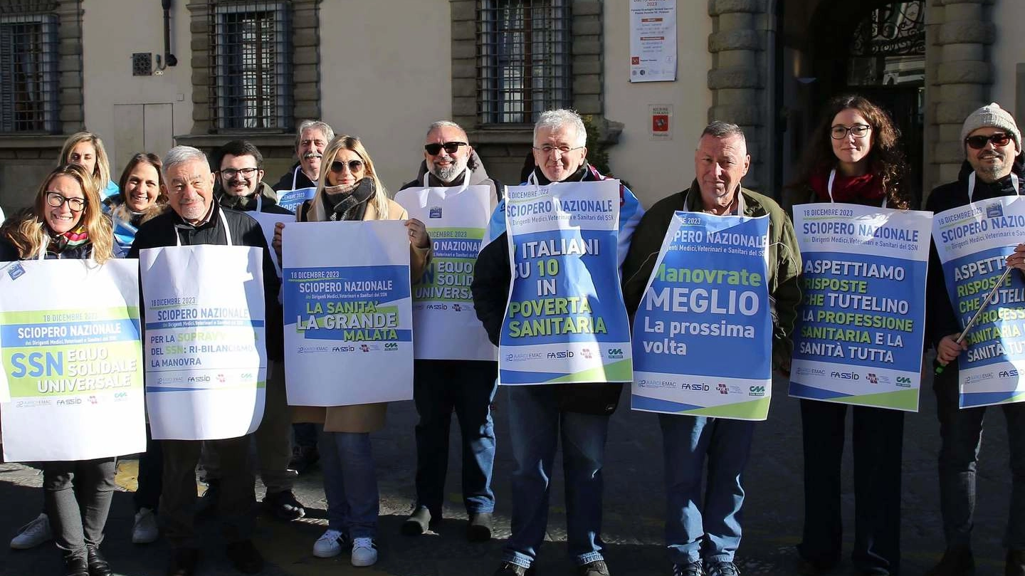 La protesta dei sanitari sotto a palazzo Strozzi Sacrati