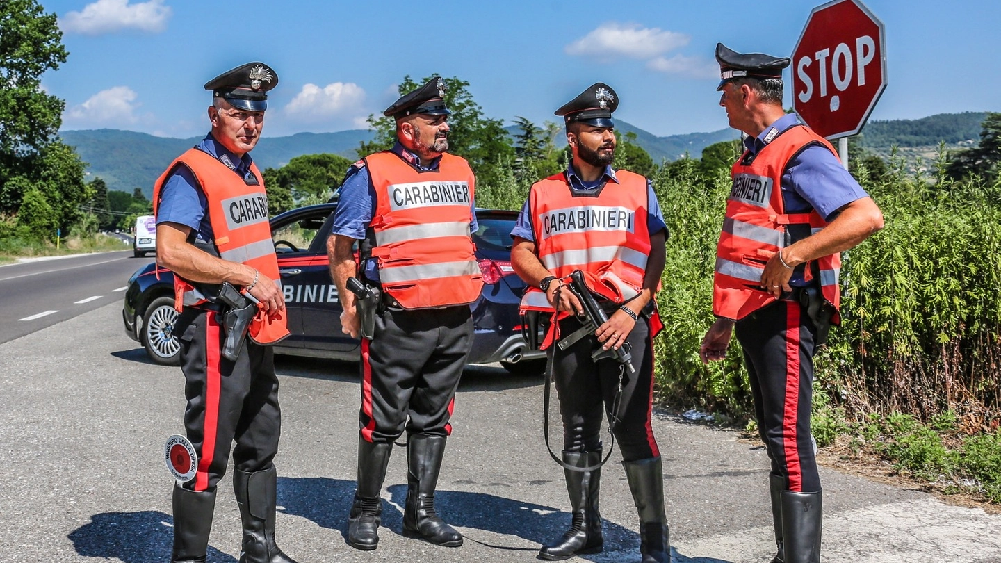 I carabinieri sulle tracce dell'uomo che ha accoltellato la ex moglie