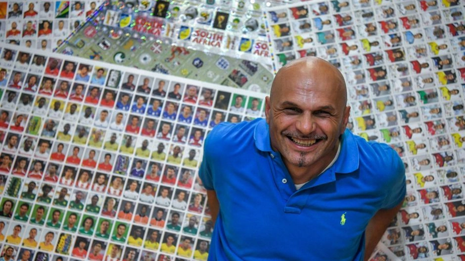 Gianni Bellini in mezzo alle sue figurine