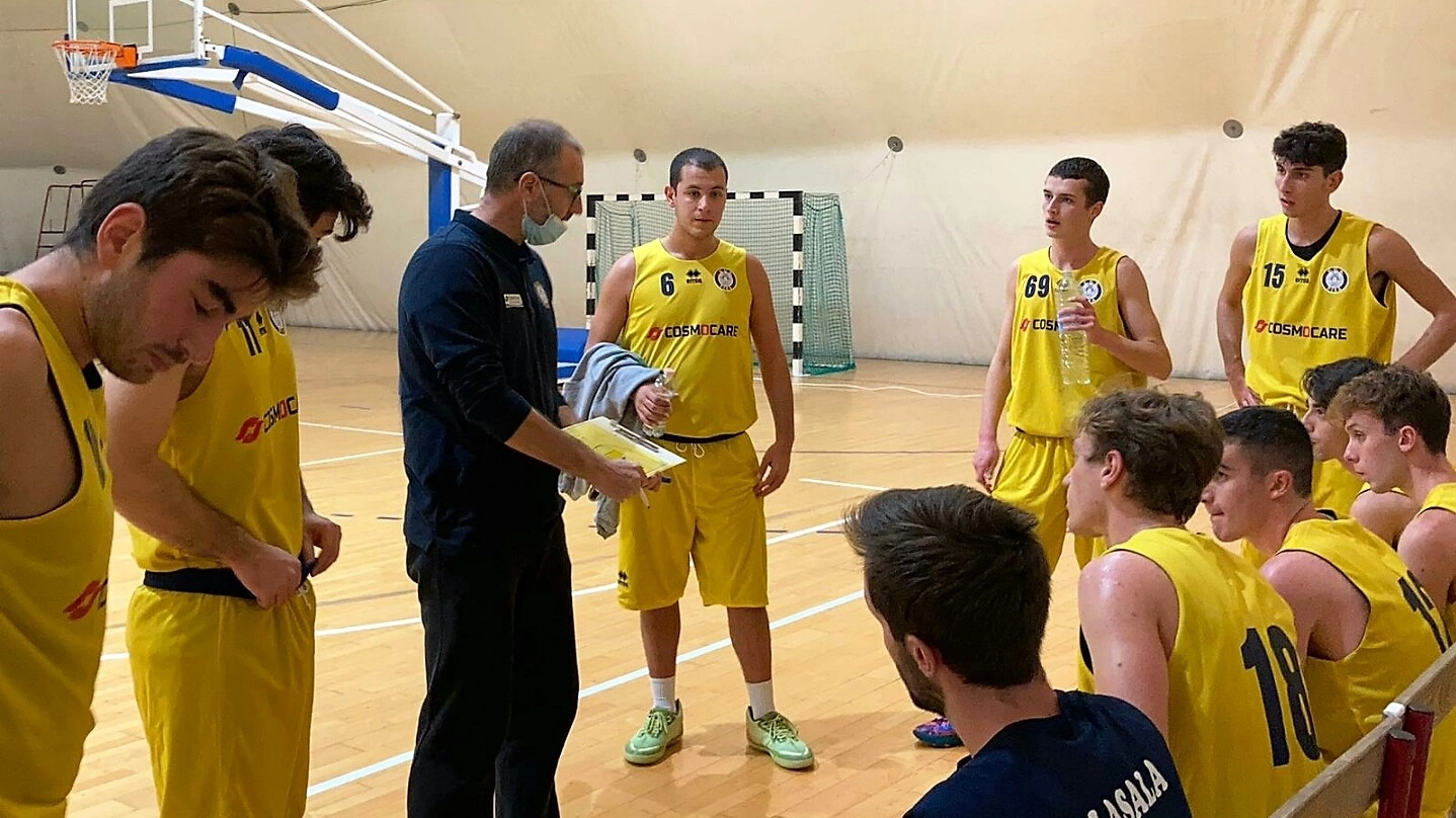 Coach Pietro Leoncini in un time out delle passate stagioni