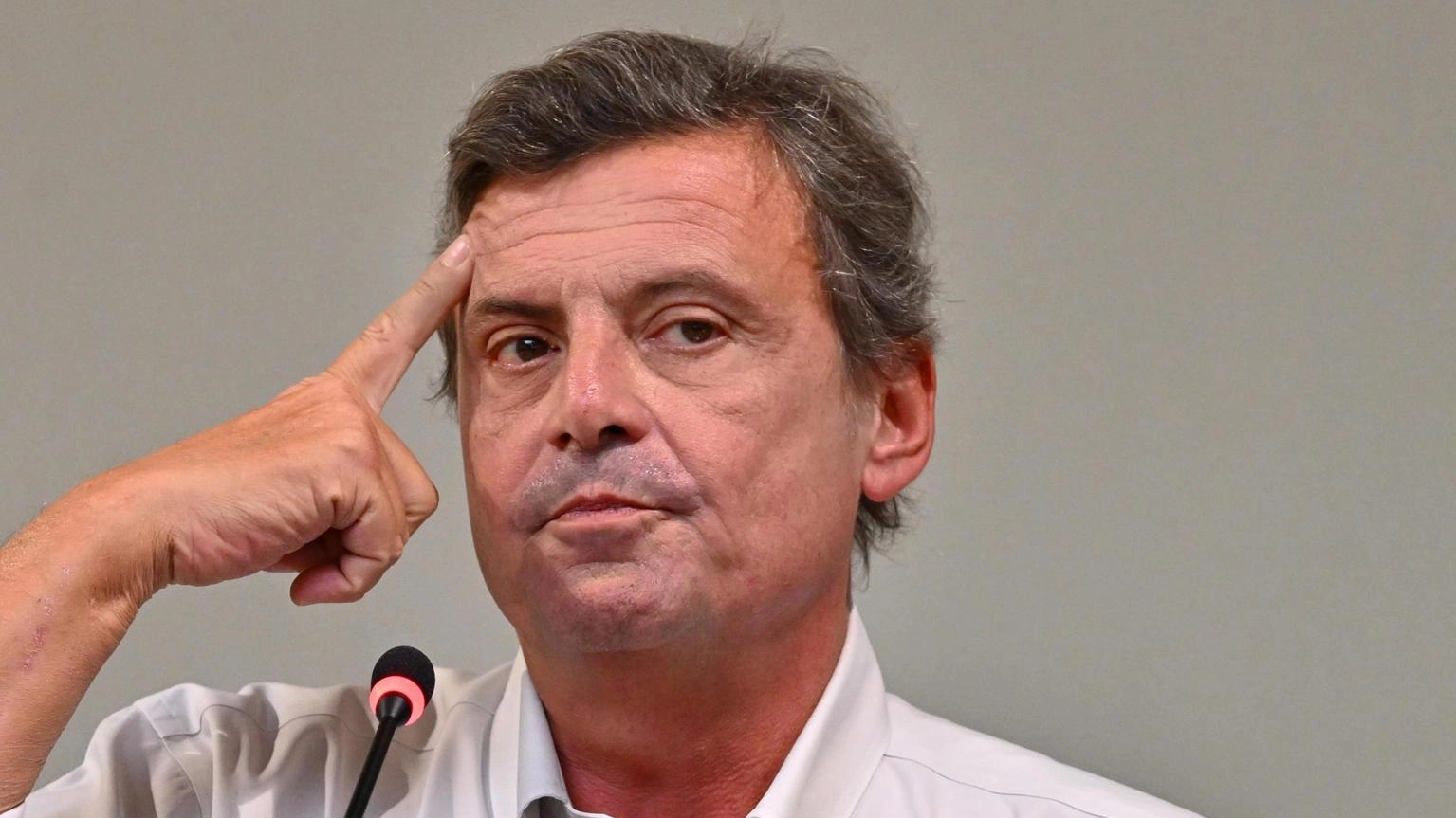 Tormenti democratici Calenda in pressing "I riformisti lascino il Pd" E dice no alla piazza Tormenti democratici Calenda in pressing "I riformisti lascino il Pd" E dice no alla piazza