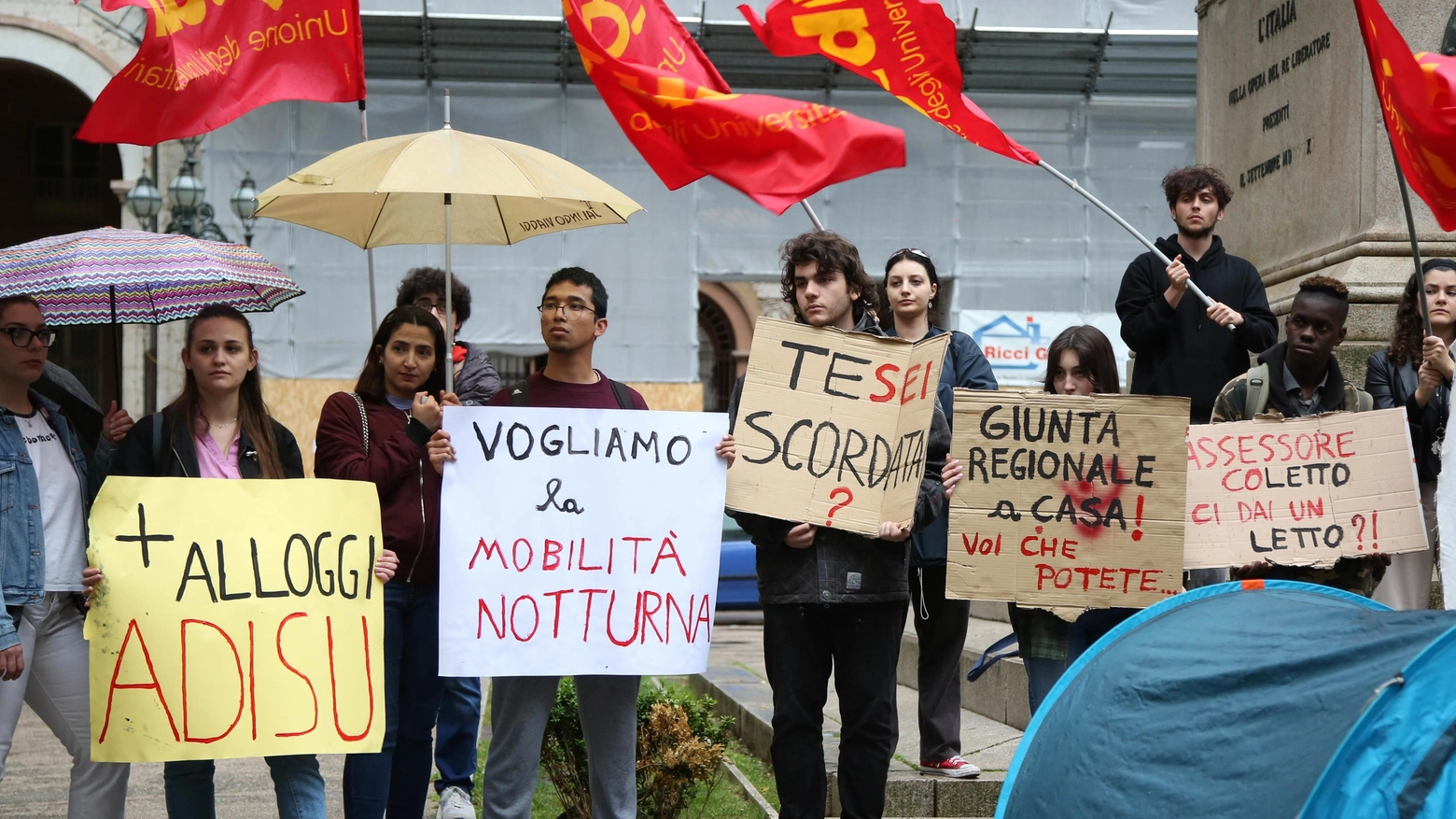 Studenti in piazza con le tende "Centinaia senza alloggio gratuito" La Regione: “300 nuovi posti letto“ Studenti in piazza con le tende "Centinaia senza alloggio gratuito" La Regione: “300 nuovi posti letto“