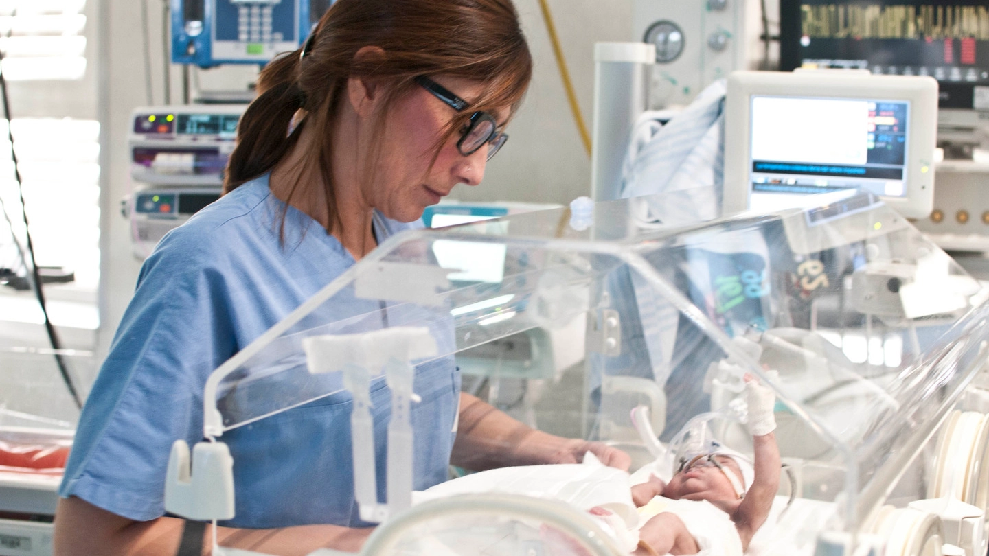 Infermiera accudisce un lattante nel reparto di neonatologia (immagine di repertorio)