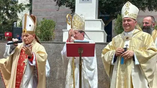 Un momento della benedizione della statua a Tirana coi cardinali Simoni e Betori