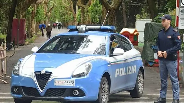Il commissariato di polizia di Viareggio ha messo a segno altri due arresti in danno di altrettanti spacciatori di droga Il commissariato di polizia di Viareggio ha messo a segno altri due arresti in danno di altrettanti spacciatori di droga