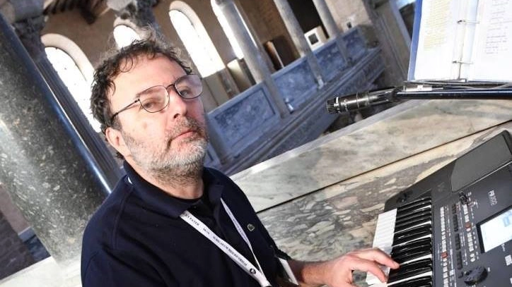 Stefano Mattii mentre trae melodie dal ‘suo’ fedele organo  del Coro di San Lorenzo di Castelfiorentino 