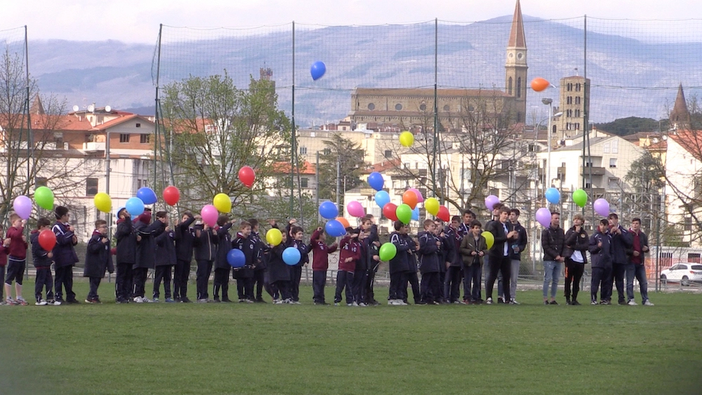 I palloncini colorati per ricordare Francesco