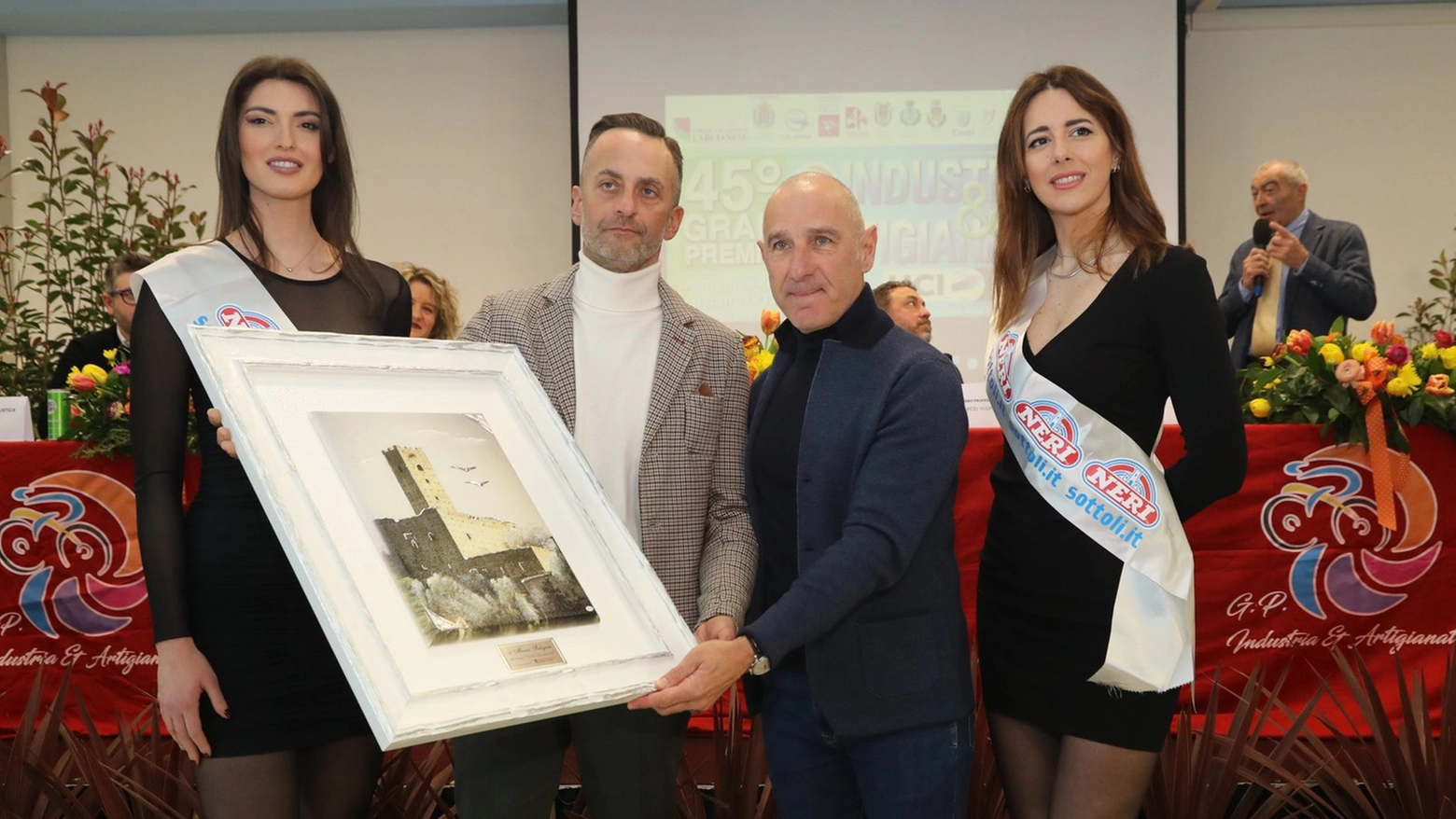 La consegna del premio a Larciano a Marco Saligari La consegna del premio a Larciano a Marco Saligari