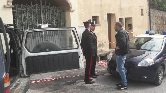 I carabinieri davanti alla casa dell'omicidio nel maggio 2018
