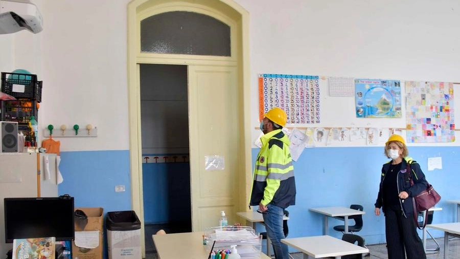 Controlli alla scuola Benci dopo il terremoto (foto Novi)