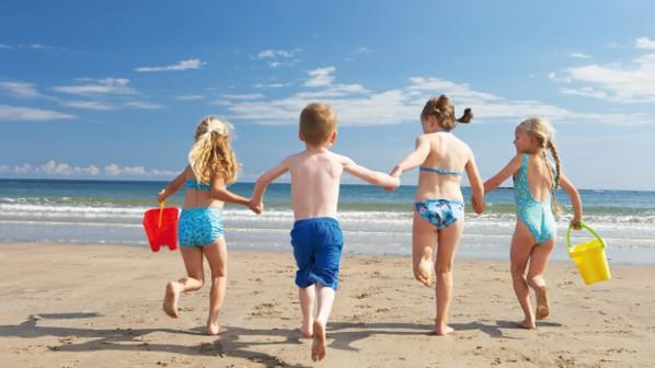 A misura di bambini  Arrivano i giochi sul mare  Se ne occupa Pluriservizi