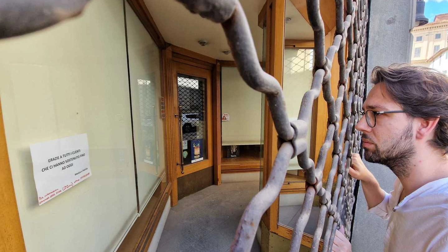 La serranda definitivamente abbassata e il cartello di ’commiato’ delle titolari del negozio "Arcobaleno by Le Commesse", in via Curtatone e Montanara (Acerboni/fotoCastellani) La serranda definitivamente abbassata e il cartello di ’commiato’ delle titolari del negozio "Arcobaleno by Le Commesse", in via Curtatone e Montanara (Acerboni/fotoCastellani)