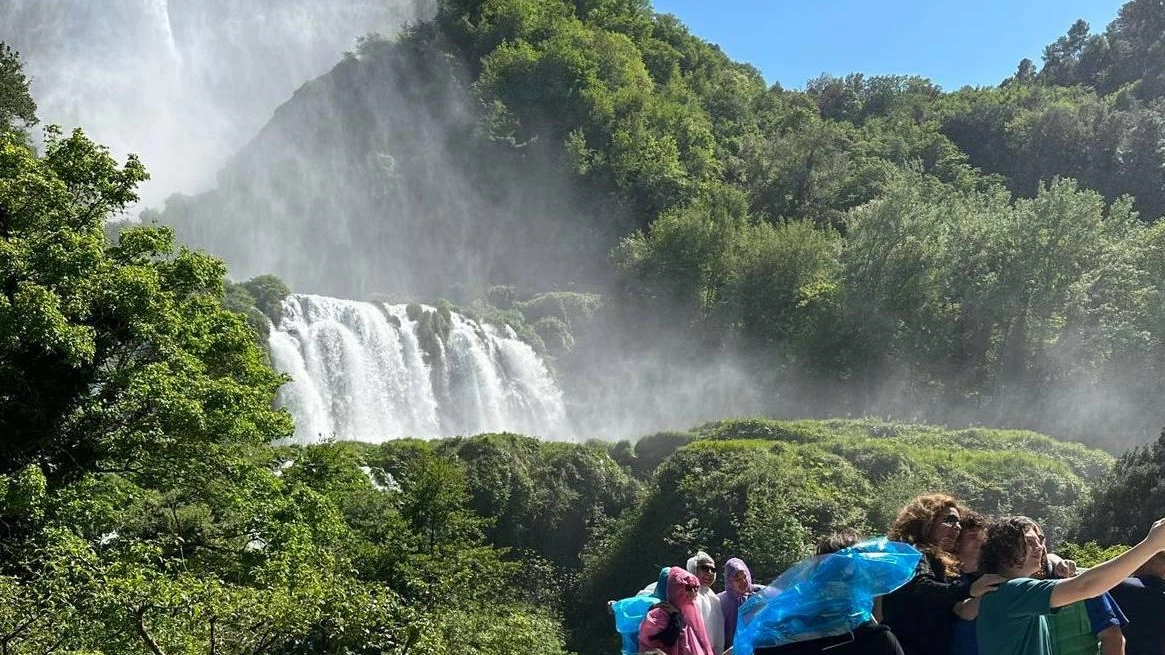 Attacco alla Cascata delle Marmore  "Morìa di pesci e schiume"  Il Comune denuncia e chiede lumi