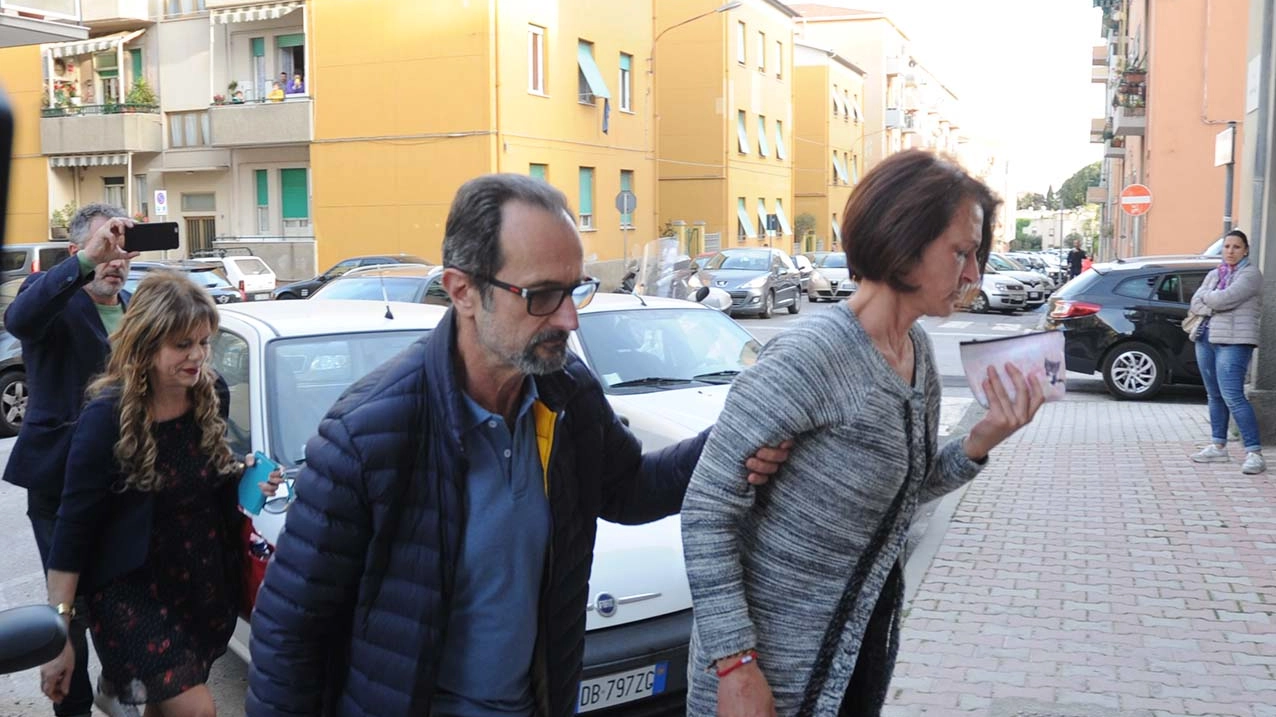 Fausta Bonino sorretta dal marito Renato Di Biagio e, dietro, l’avvocato difensore, Cesarina Barghini
