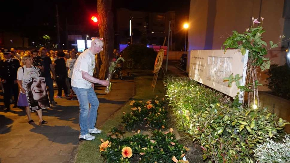 Marco Piagentini depone un fiore vicino al luogo della strage (Foto Umicini)