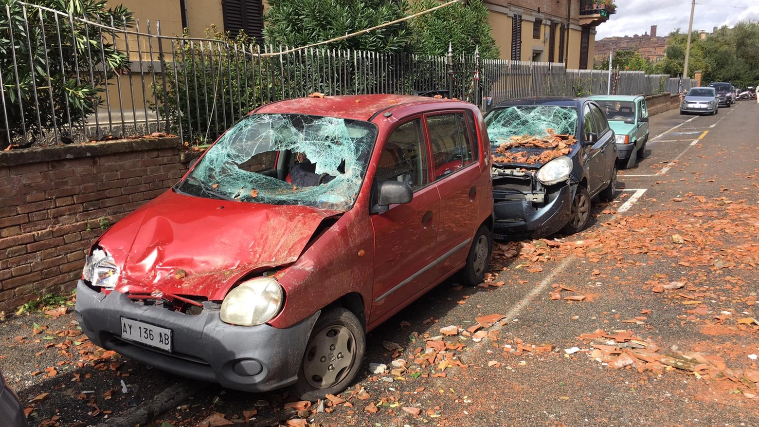 Le macchine distrutte in via Folacchieri (Foto Lazzeroni)