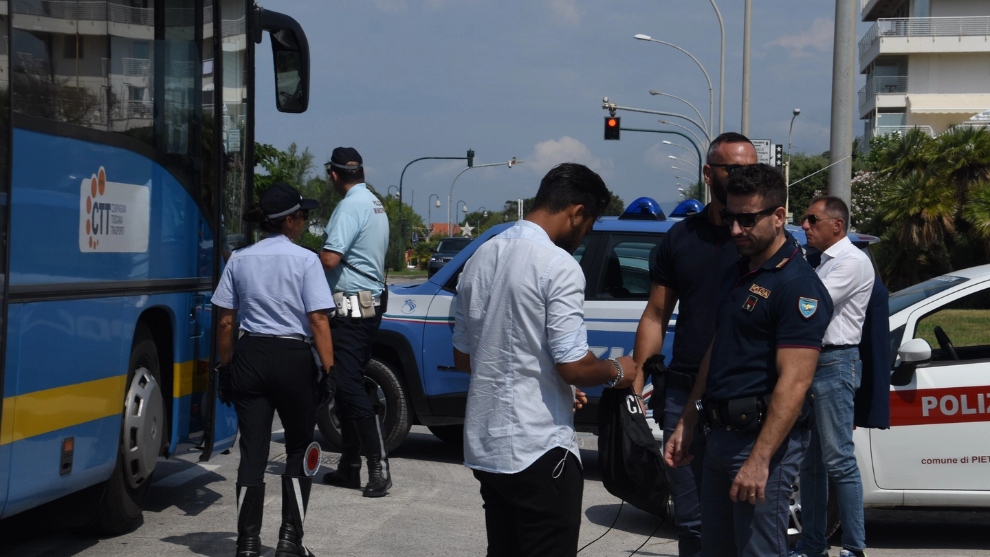 Uno dei controlli effettuati da polizia e vigili per cercare venditori abusivi sui bus