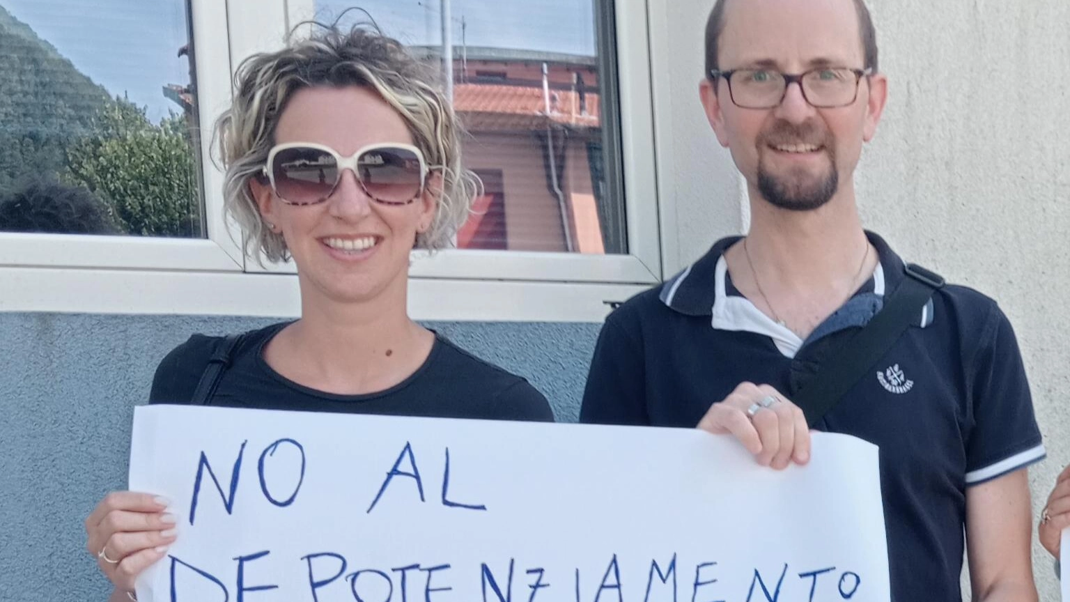 Tanti genitori e cittadini in piazza per dire no alle classi “pollaio“ Tanti genitori e cittadini in piazza per dire no alle classi “pollaio“