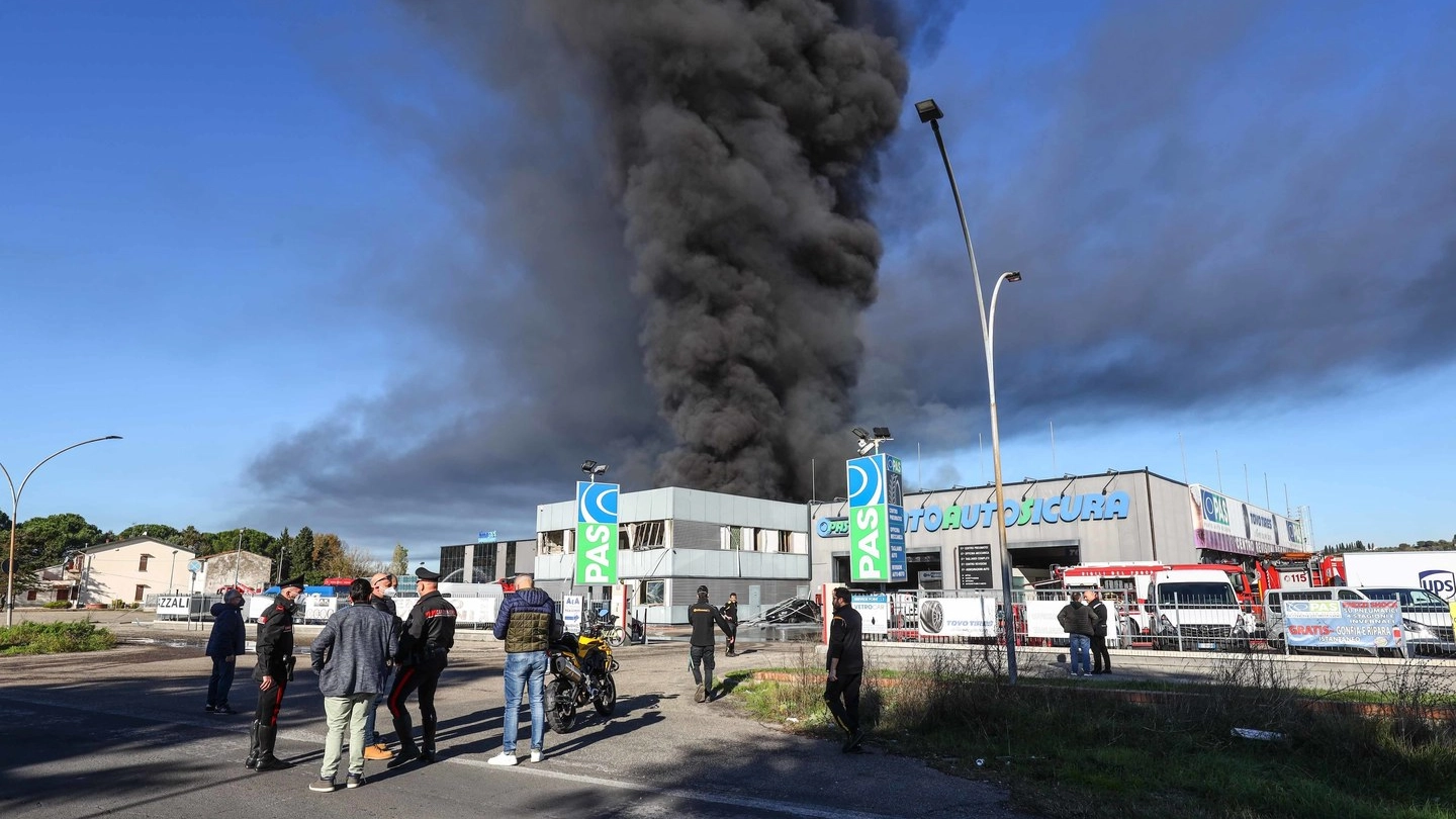 L'incendio alla Pas di Empoli (Foto Tommaso Gasperini / Fotocronache Germogli) L'incendio alla Pas di Empoli (Foto Tommaso Gasperini / Fotocronache Germogli)