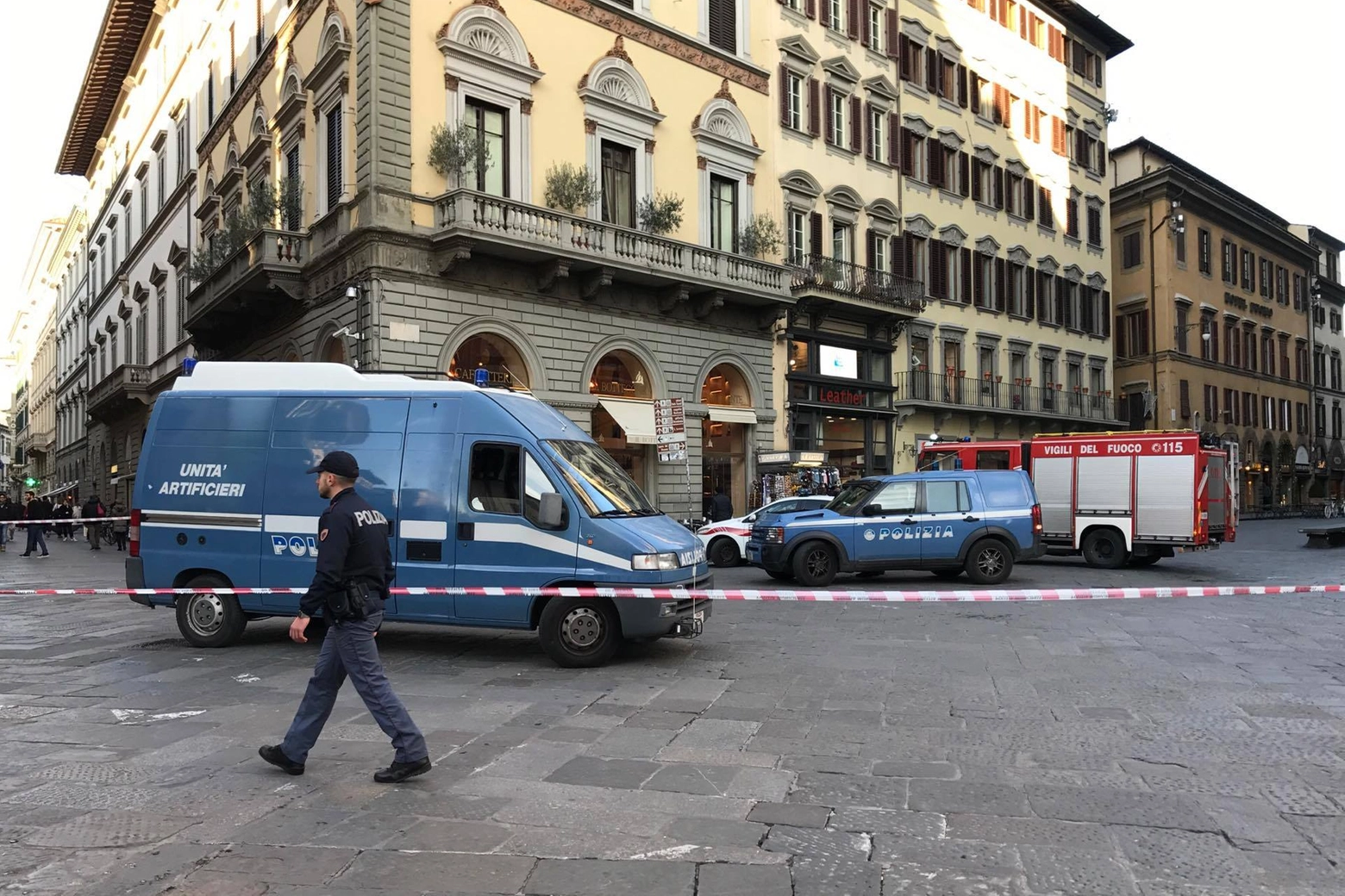 L'allarme bomba in piazza del Duomo