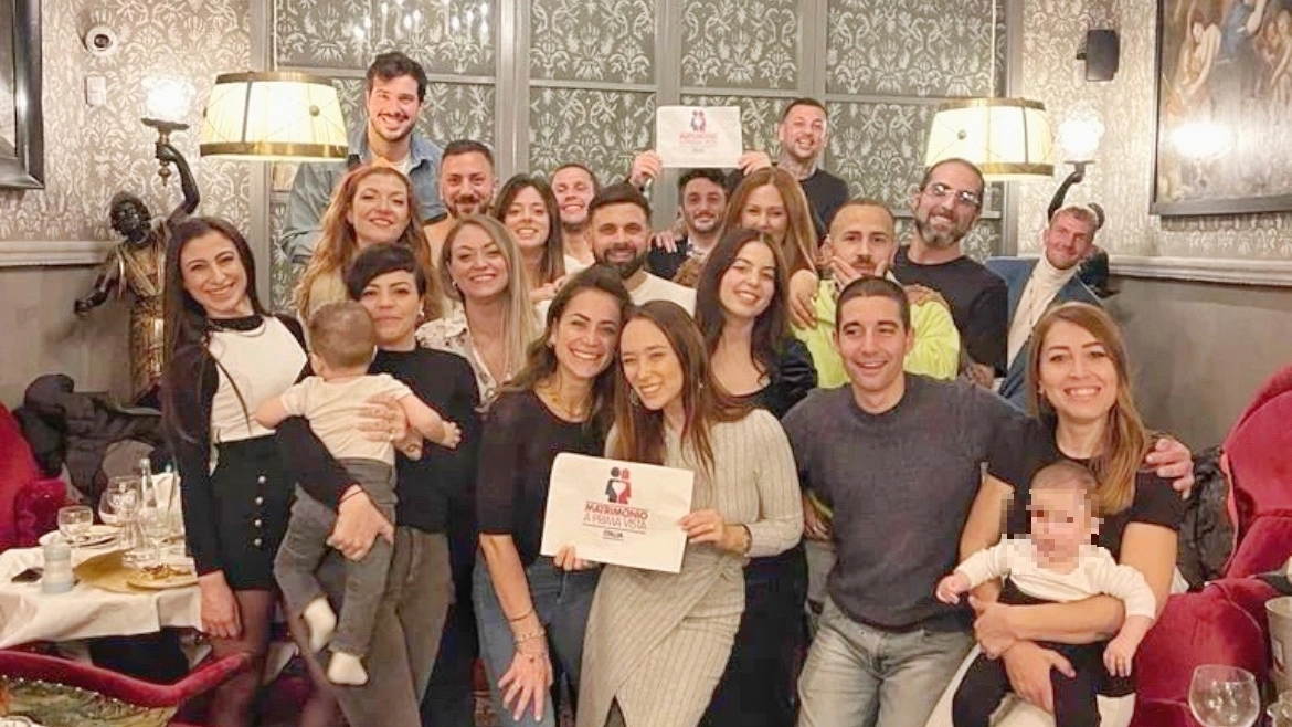 Foto di gruppo dei partecipanti a "Matrimonio a prima vista" durante la reunion a Firenze