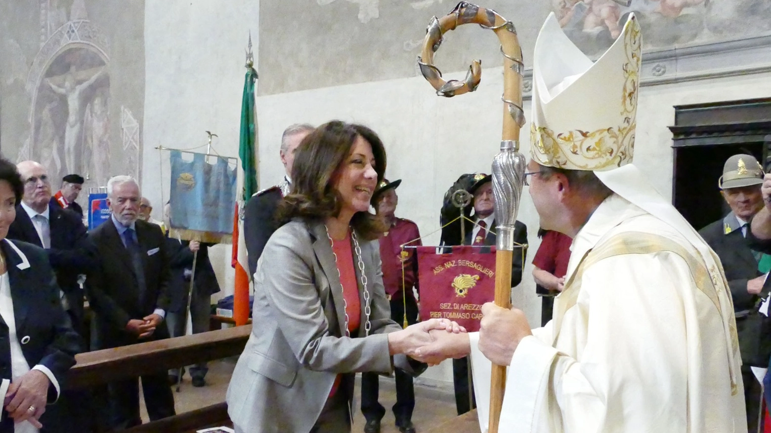 Le celebrazioni hanno avuto inizio alle 8.30, con la deposizione di una corona d’alloro, da parte del Questore Maria Luisa Di Lorenzo e del Presidente della sezione aretina dell’Associazione Nazionale Polizia di Stato Mauro Pacifico