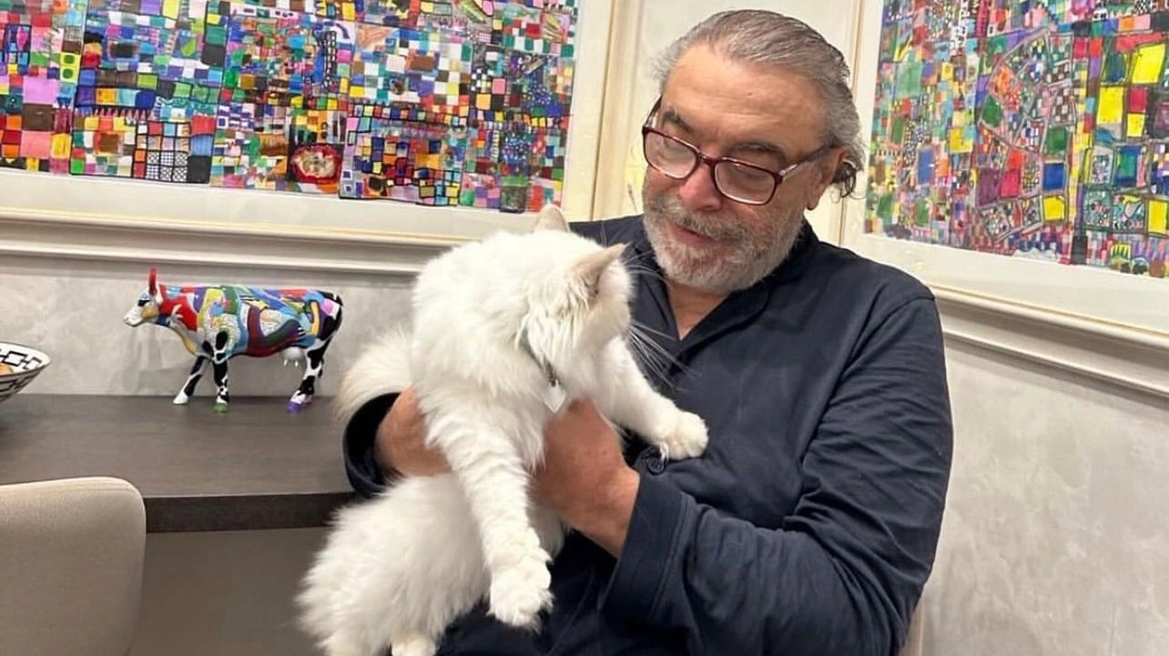 Nino Frassica con l'amato gatto Hiro