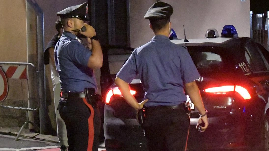 Rapinano negozio, quattro arresti. Il commesso li mette in fuga e cerca di bloccare la loro auto Rapinano negozio, quattro arresti. Il commesso li mette in fuga e cerca di bloccare la loro auto