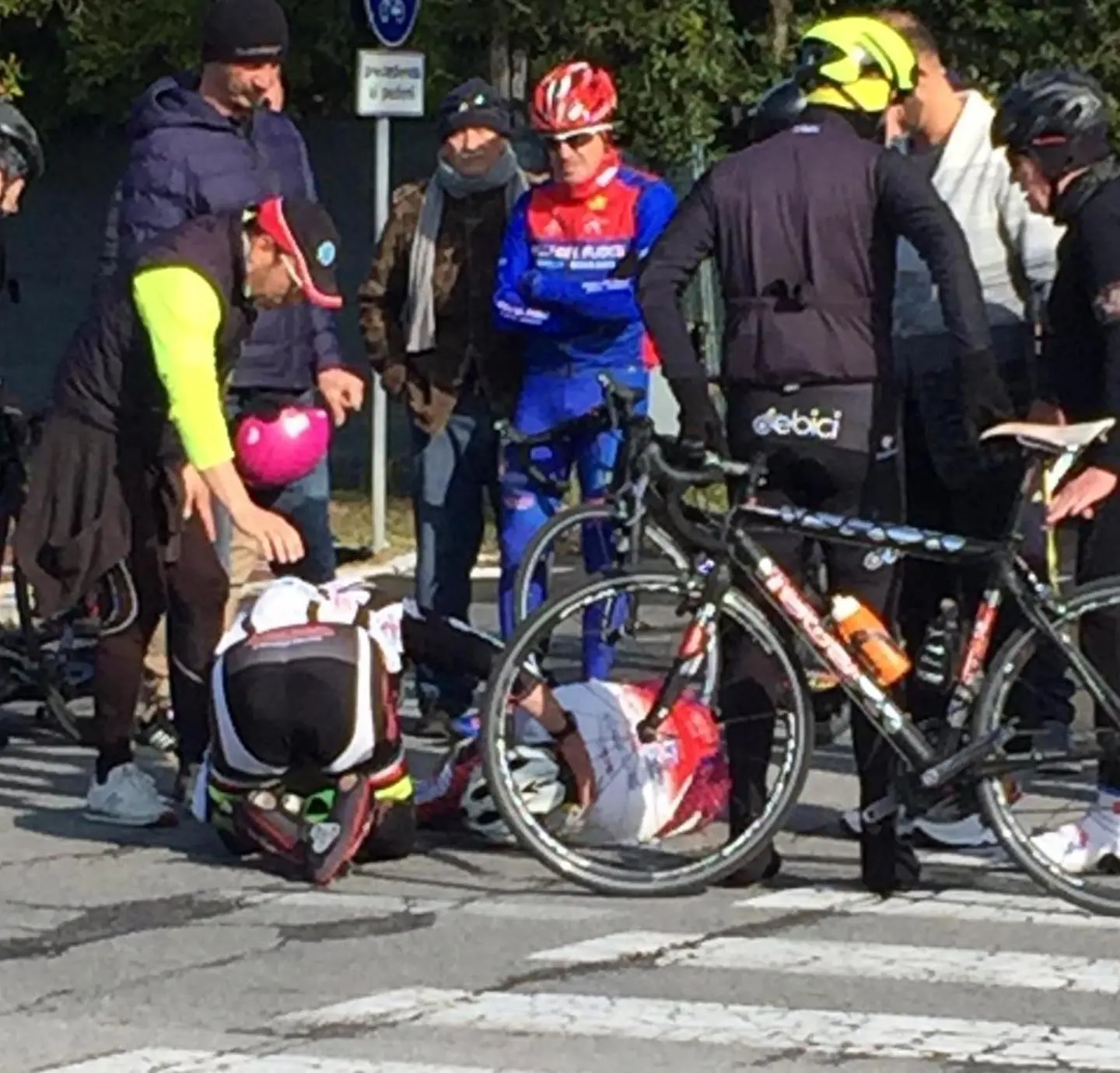 Ciclista colpito da infarto è tra la vita e la morte