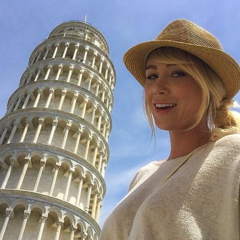 Selfie piccante sotto la Torre: è la coniglietta di Playboy Sara Underwood