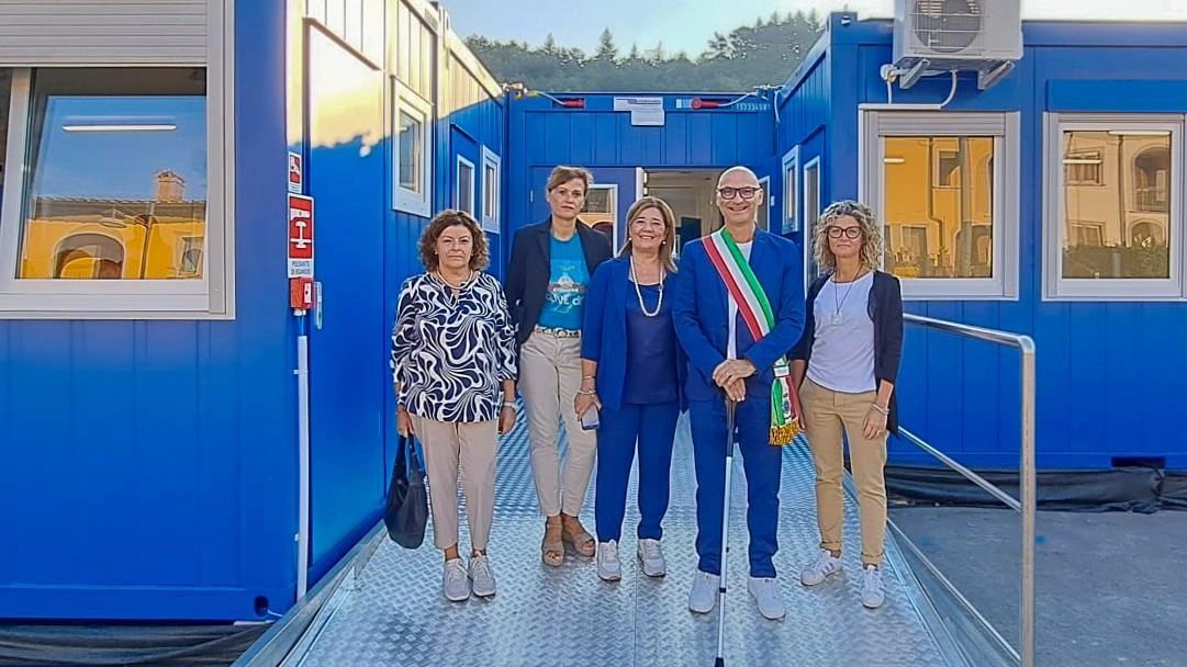 Scuola Lezioni nei prefabbricati Scuola Lezioni nei prefabbricati