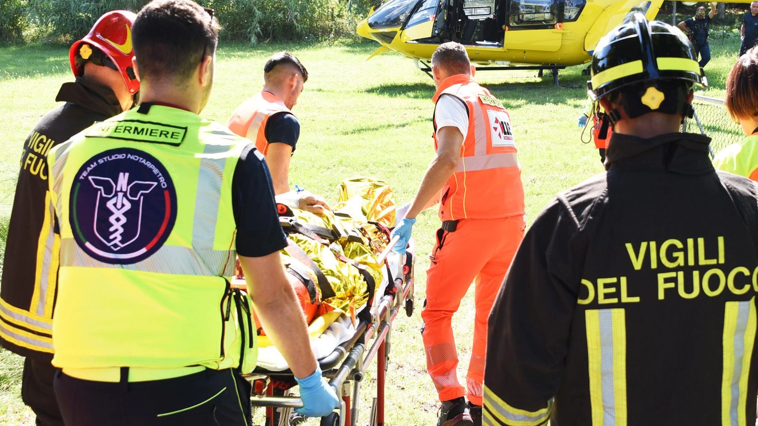 Gioca e batte la testa Paura per una bambina Gioca e batte la testa Paura per una bambina