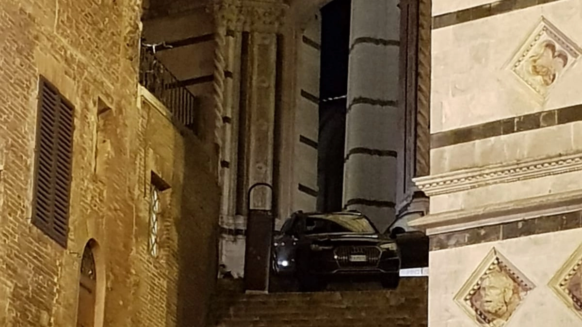 L'auto finita sulla scalinata del Battistero del Duomo di  Siena.