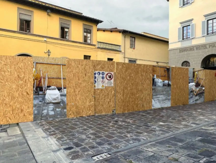 Arte sui cantieri a Firenze, i pannelli parlano alla città con messaggi creativi