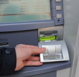 Skimmer per clonare le carte di credito trovato a un bancomat in centro