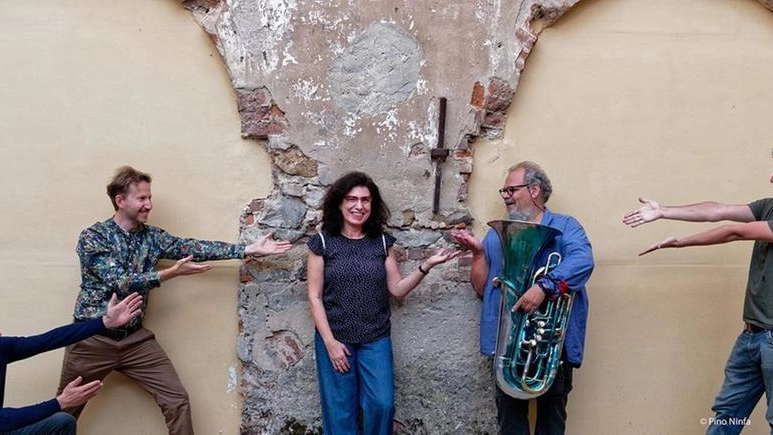 Il quintetto We Tuba con Ada Montellanico al centro (foto Pino Ninfa)