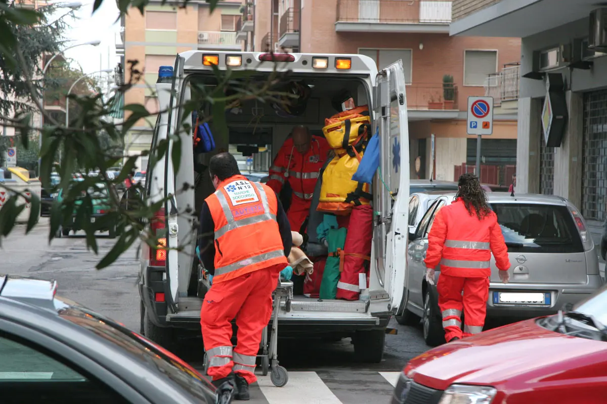 Muore travolto da un bus, la sagoma di Elvis rimossa dopo 22 ore