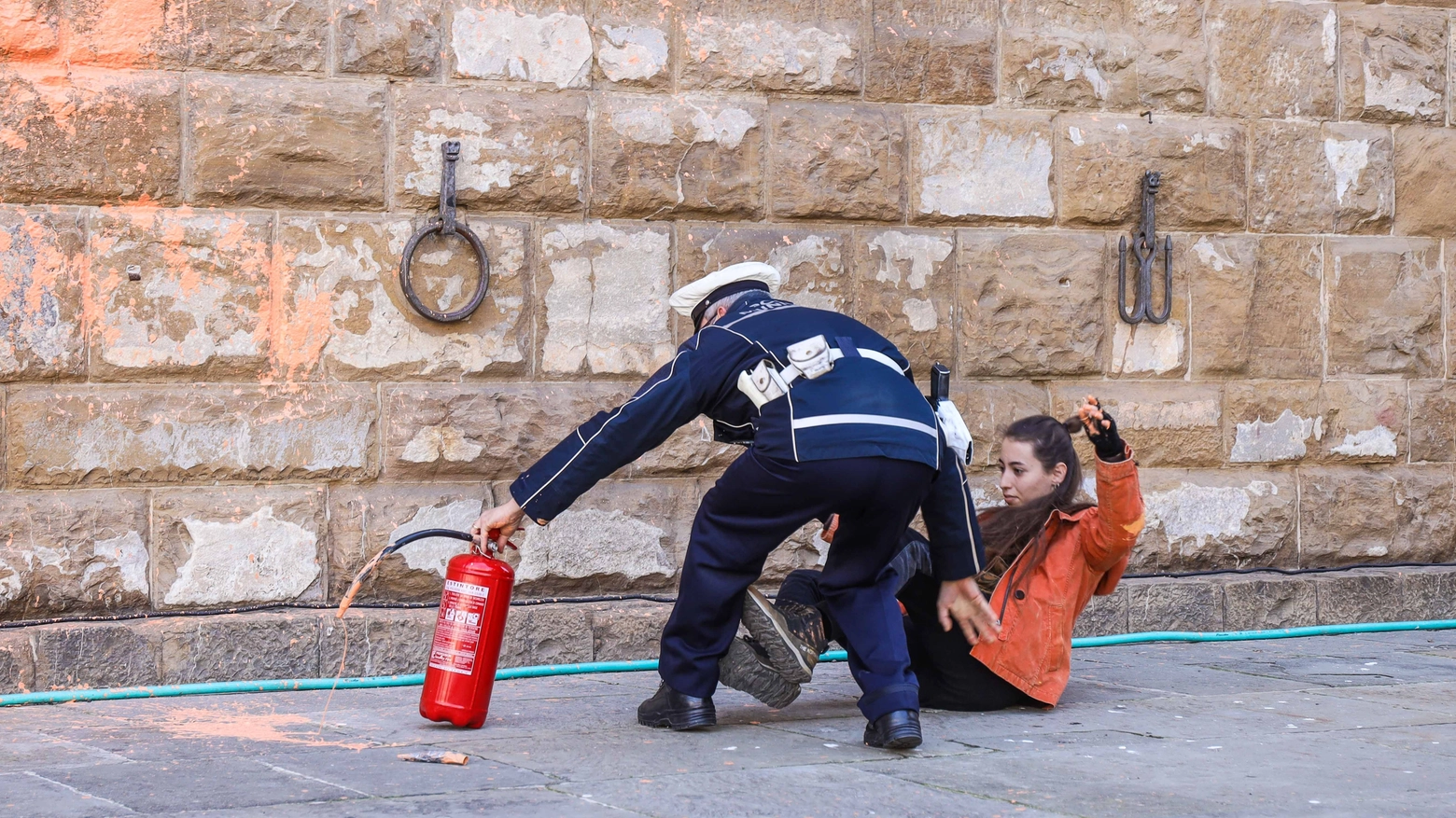 Una dei due attivisti-vandali durante lo scempio a Palazzo Vecchio (foto Giuseppe Cabras/New Press Photo)