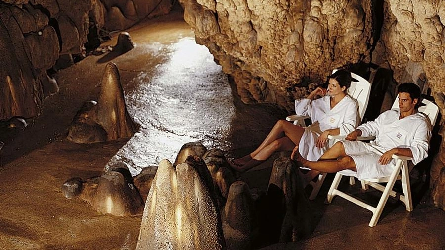Ospiti in una delle grotte della struttura alberghiera