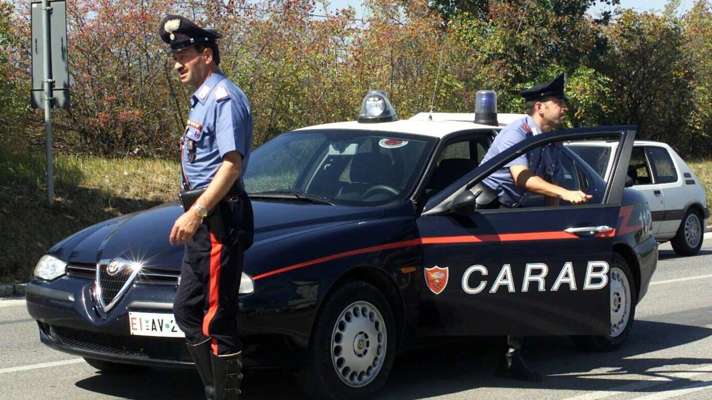  I carabinieri mentre compiono i rilievi in un incidente stradale (foto d’archivio)