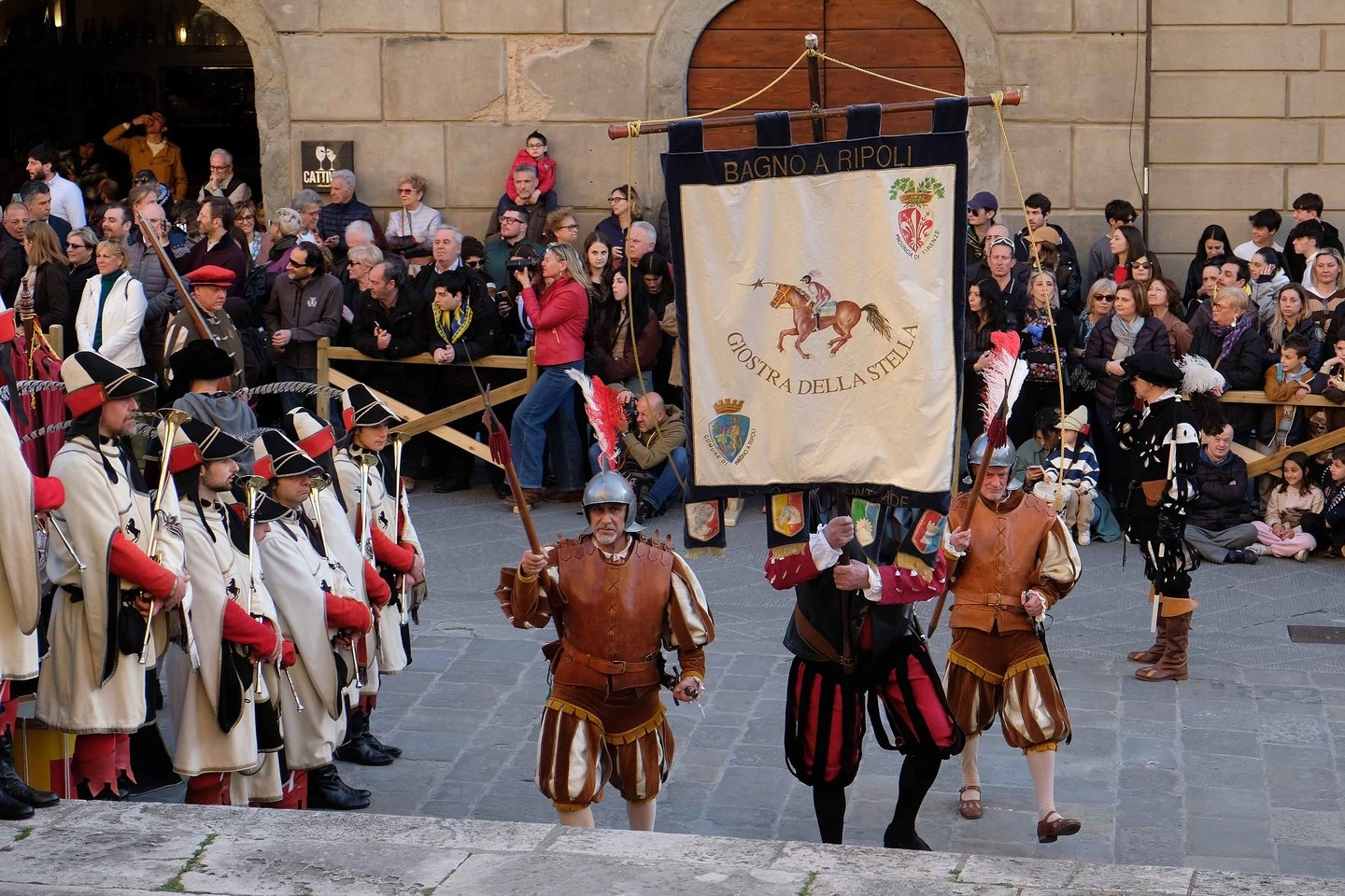 Capodanno dell'Annunciazione Schieramento finale dei gruppi storici e saluti Istituzionali. Arezzo 25 marzo 2023. LA NAZIONE/ALESSANDRO FALSETTI